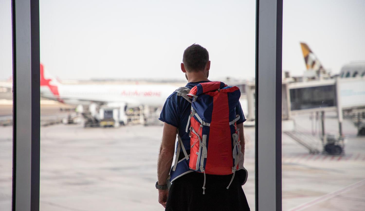 Estudantes de baixa renda poderão emitir passaportes sem pagar taxas, facilitando estudos no exterior.