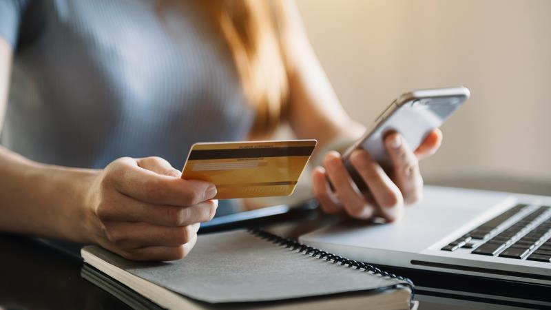 Em caso de pagamentos por meio de cartão de crédito, as operadoras deverão ser informadas imediatamente para suspender a cobrança. 