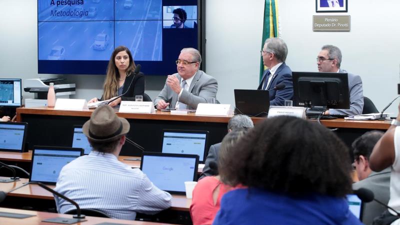 Comissão especial debate regulamentação dos trabalhadores por aplicativo.