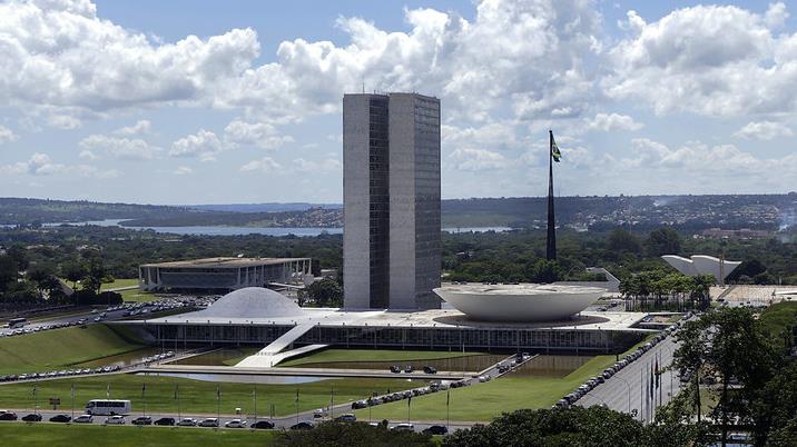 Proposta que extingue o foro privilegiado aguarda apreciação no plenário desde 2018.