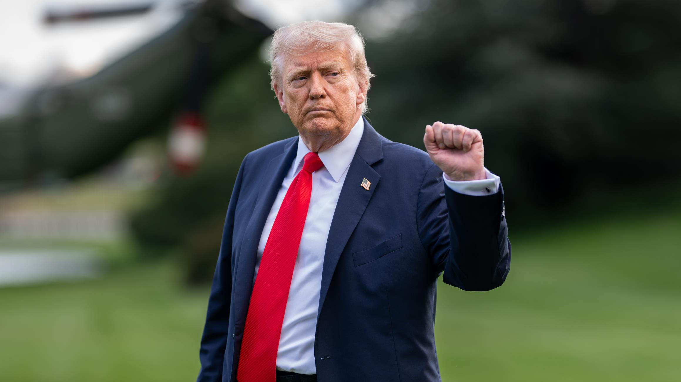 O uso de processos, pressão regulatória e censura velada mostra como o trumpismo mina a liberdade de imprensa.