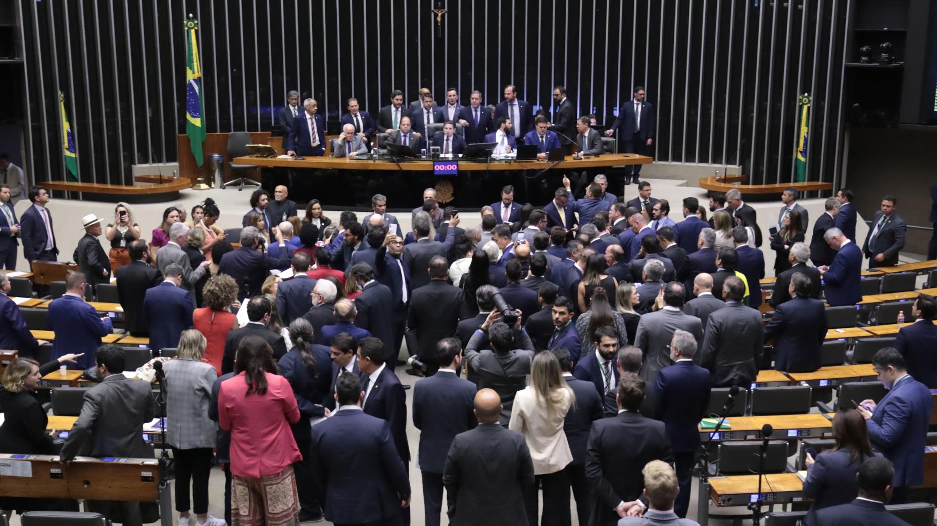 Texto aprovado reacende disputas políticas, mas não ultrapassa os limites constitucionais da separação de poderes.