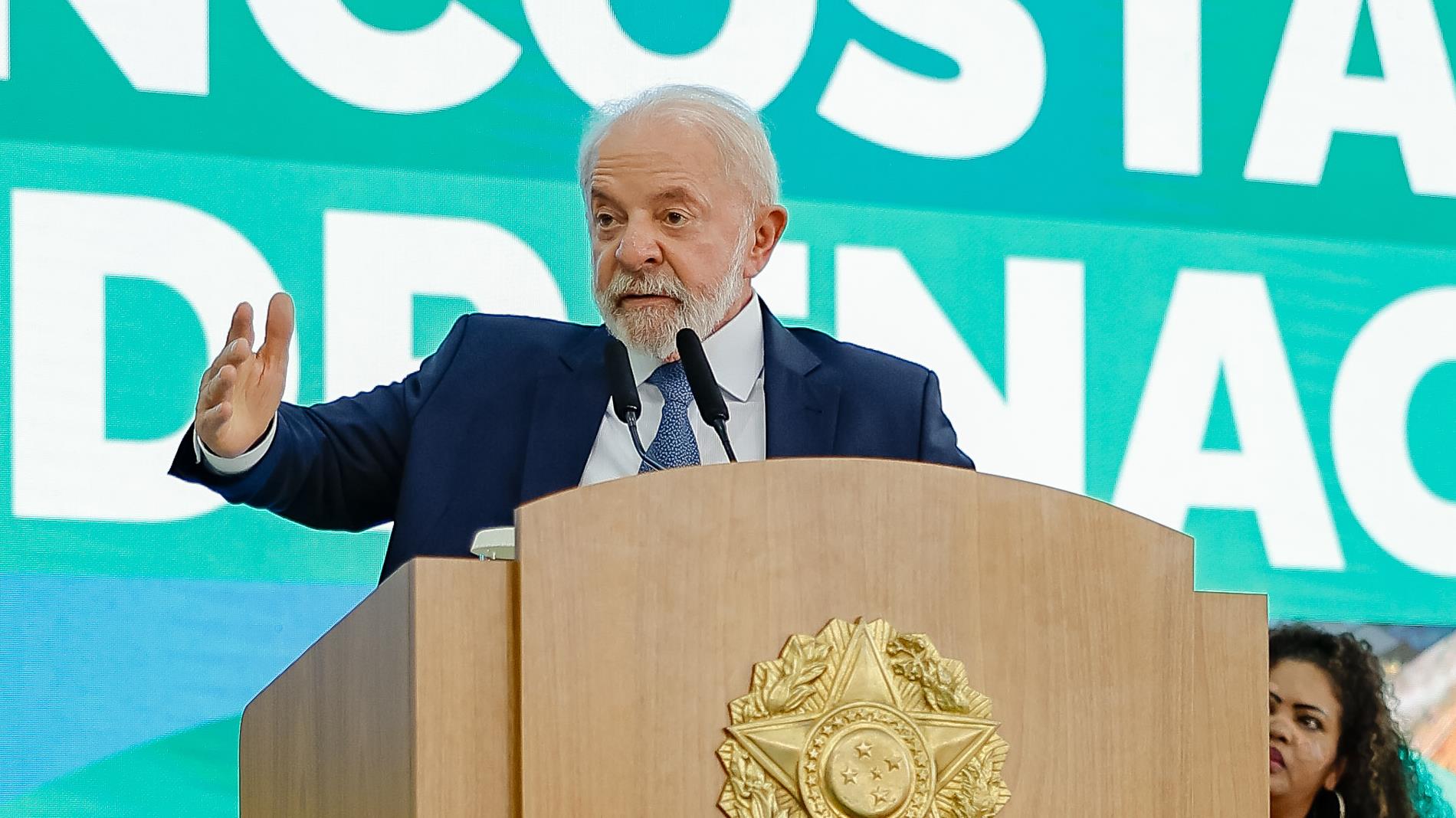 Estratégia do presidente de se apoiar no Centrão e flertar com a antipolítica expôs fragilidades que podem comprometer a governabilidade até 2026.