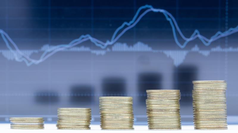 Em relação à moeda norte-americana, o Copom manteve a previsão de R$ 5,50 por dólar no fim deste ano.
