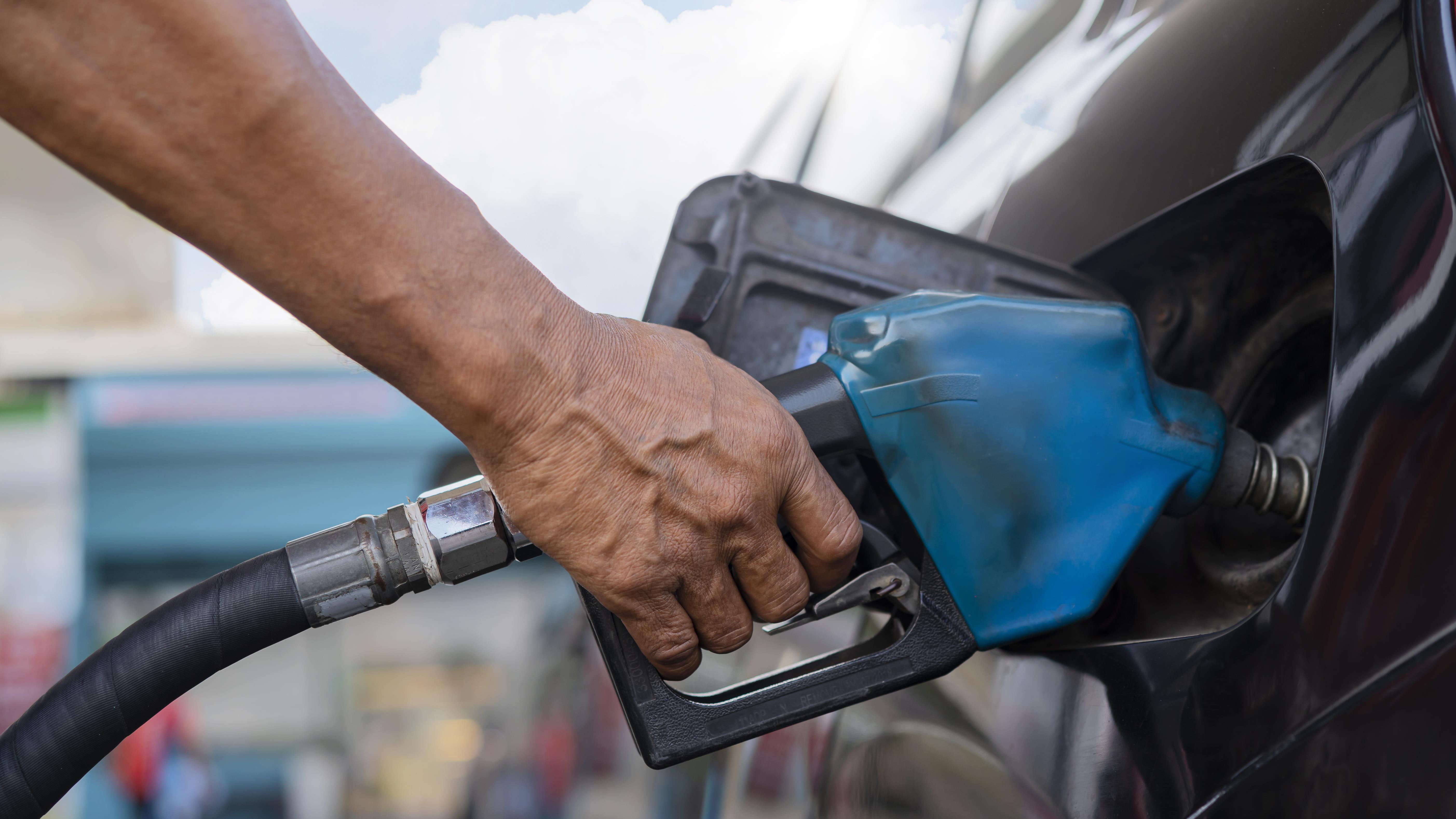 Operação Carbono expôs só a ponta de um sistema que mistura tributos excessivos, brechas legais e falhas de fiscalização.