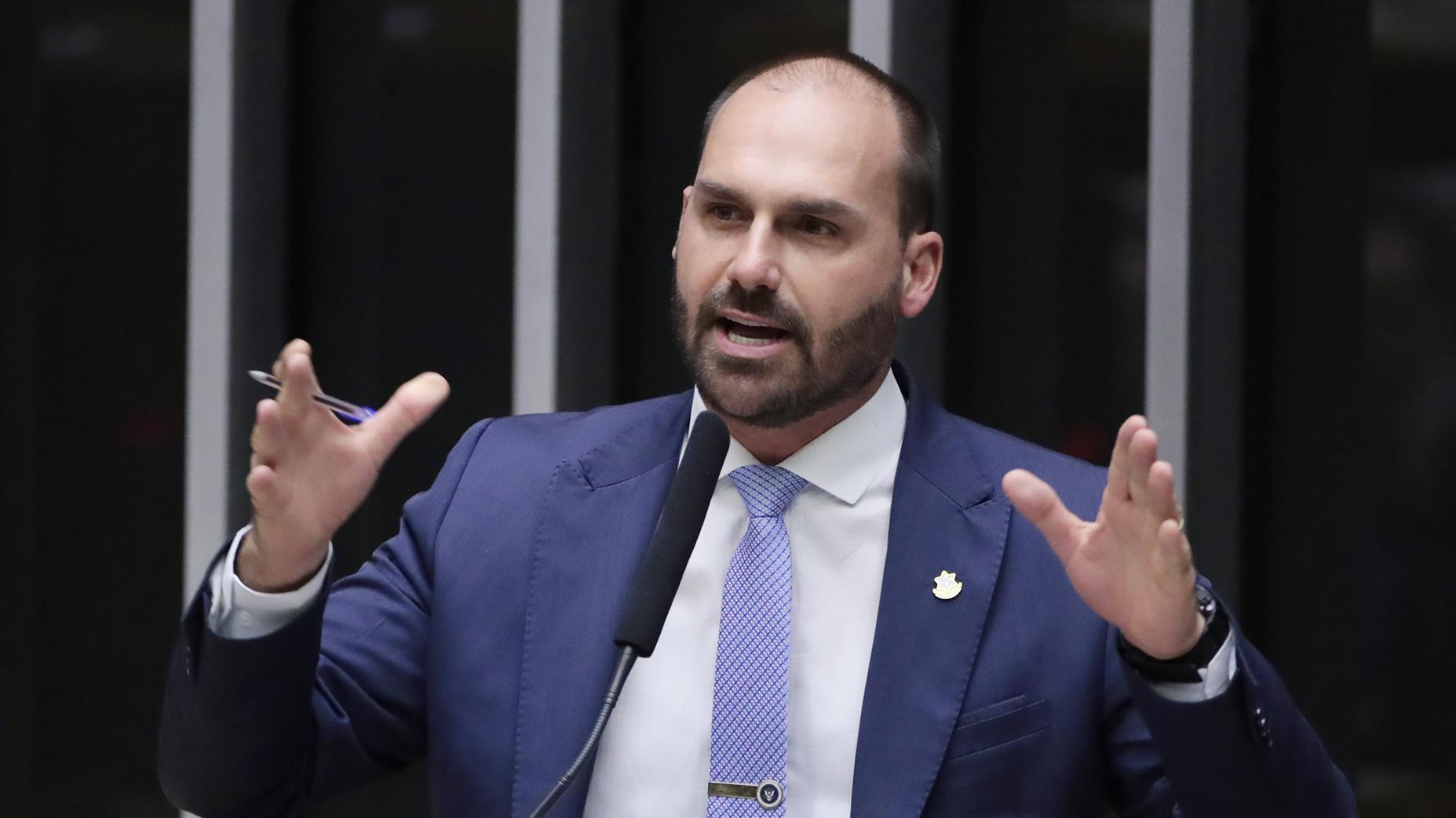 Após vitórias relâmpago, deputado acumula derrotas em Brasília e nos EUA.