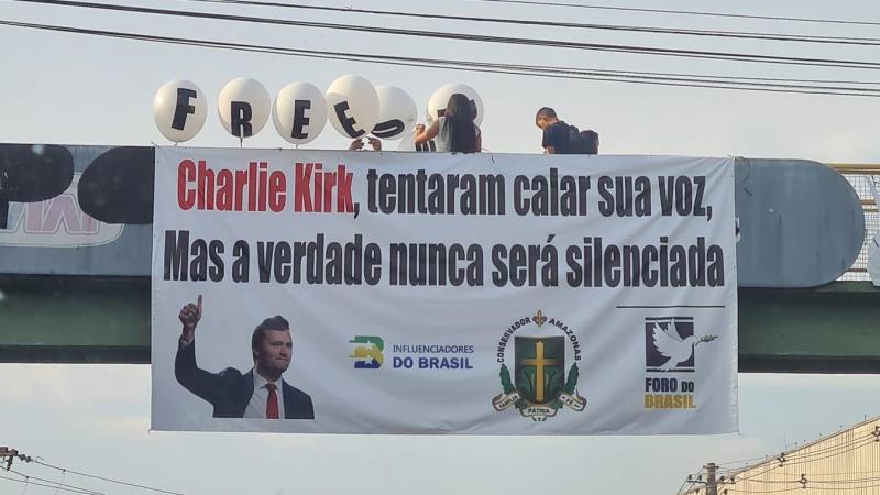 Faixa em Manaus sobre Charlie Kirk.