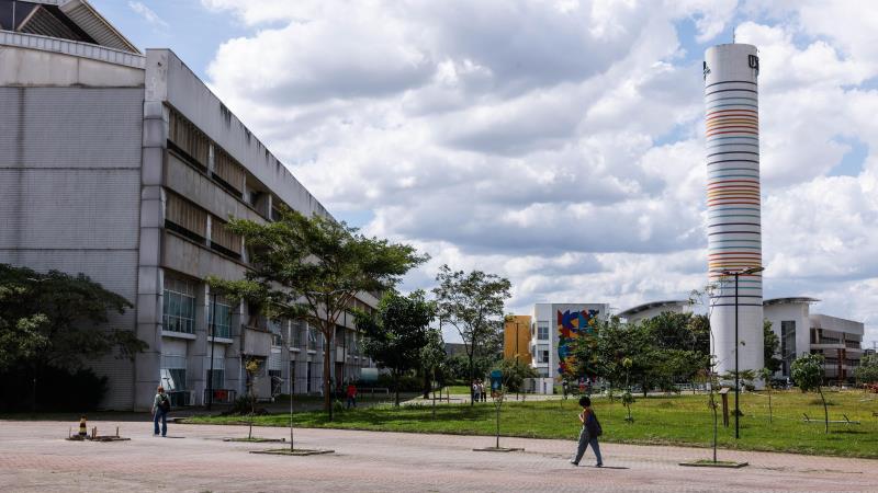 Estima-se que 90% da produção científica no Brasil seja produzida em universidades públicas. 