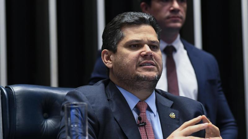 Davi Alcolumbre anunciou que a votação foi adiada.