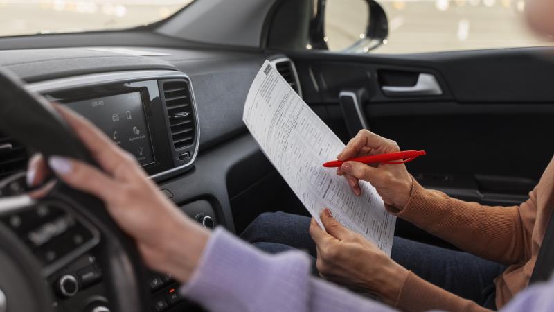 O Código de Trânsito Brasileiro já garante que pessoas com TEA ou Síndrome de Down possam tirar a CNH com algumas medidas de apoio como carros adaptados. 