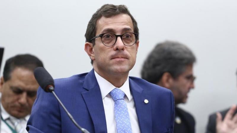 Gervásio Maia (PSB-PB) estabeleceu que o Poder Executivo só poderá pagar emendas parlamentares até três meses antes das eleições.