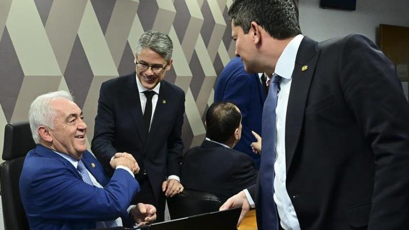 Moro e o relator da PEC, Alessandro Vieira, cumprimentam o presidente da CCJ, Otto Alencar, à esquerda. 