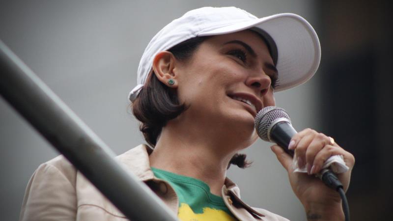Michelle é atuante na frente feminina do Partido Liberal (PL).