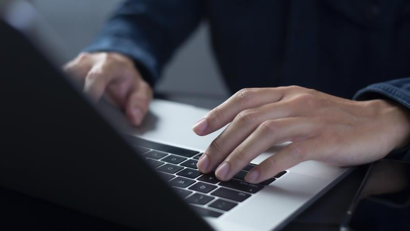 A proposta também altera o ECA para incluir campanhas educativas de prevenção a crimes digitais.