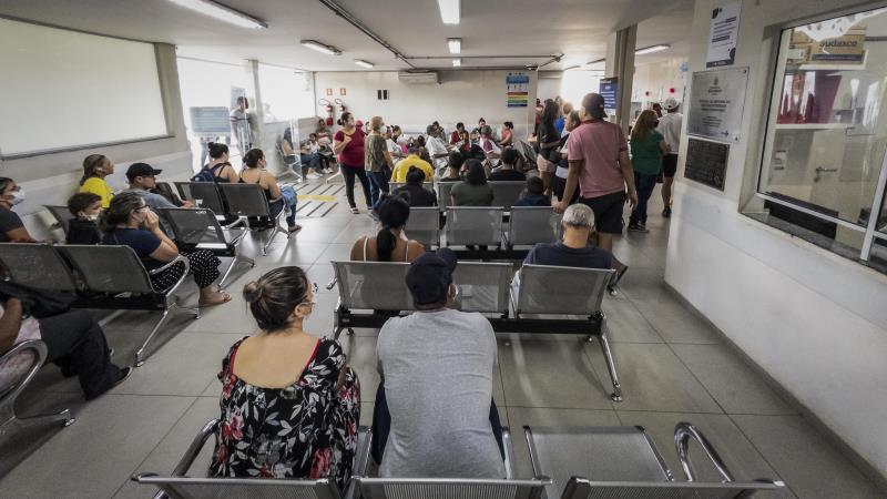 Pacientes aguardam atendimento em hospital da rede pública em São Paulo.
