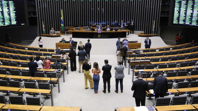 Deputados aprovam aumento de recursos para segurança no trânsito.