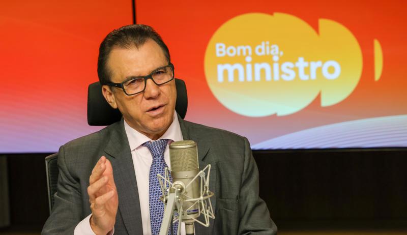 Ministro do Trabalho defendeu jornada de 40h semanais e melhoria das condições trabalhistas.