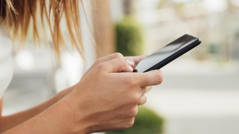 Segundo o estudo TIC Kids Online Brasil 2024, cerca de 93% das crianças e adolescentes entre 9 e 17 anos acessam internet no Brasil. 