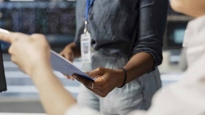 Políticas de avaliação, capacitação e liderança são essenciais para modernizar o serviço público brasileiro.