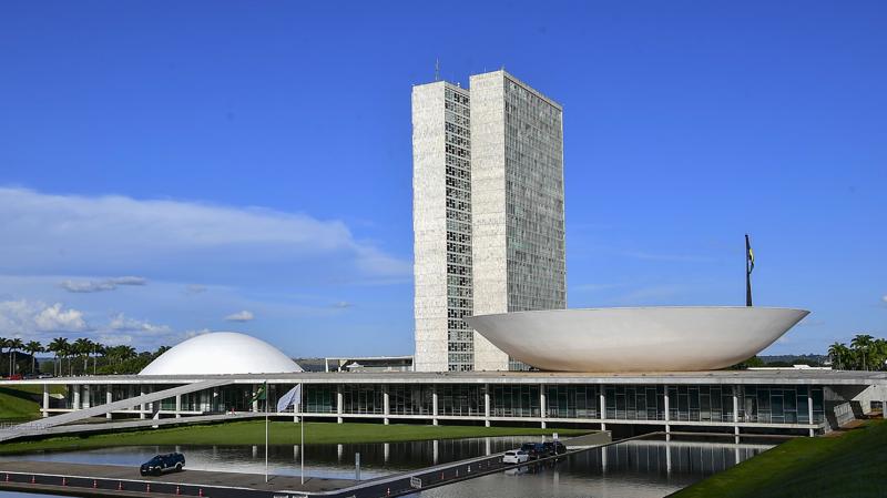 PEC que dificulta julgamento de parlamentares simboliza a inversão de prioridades que corrói a confiança nas instituições.