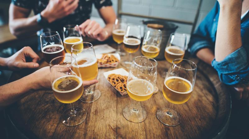 Estabelecimentos recebem orientação para prevenir venda de bebidas falsificadas.