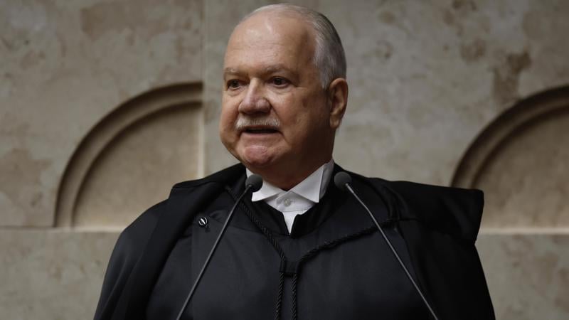 Ministro Edson Fachin tomou posse como presidente do STF nesta segunda-feira.