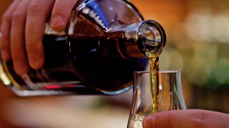 Estabelecimentos recebem orientação para prevenir venda de bebidas falsificadas.