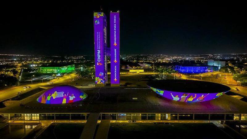 Projeção luminosa no Congresso anuncia a 5ª Conferência Nacional de Políticas para Mulheres.