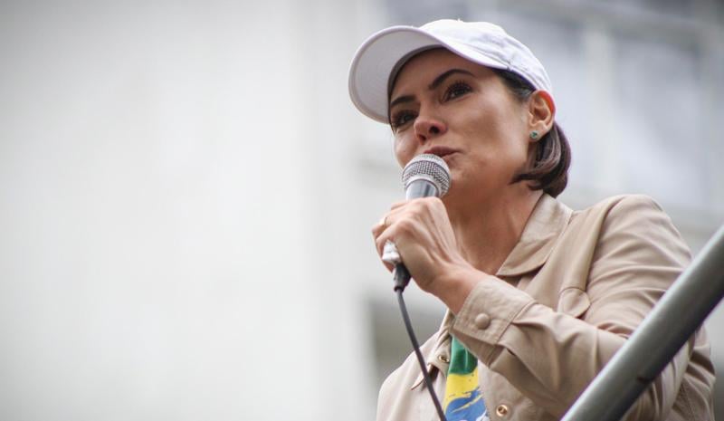 A ex-deputada afirmou que Michelle foi amante de Bolsonaro.
