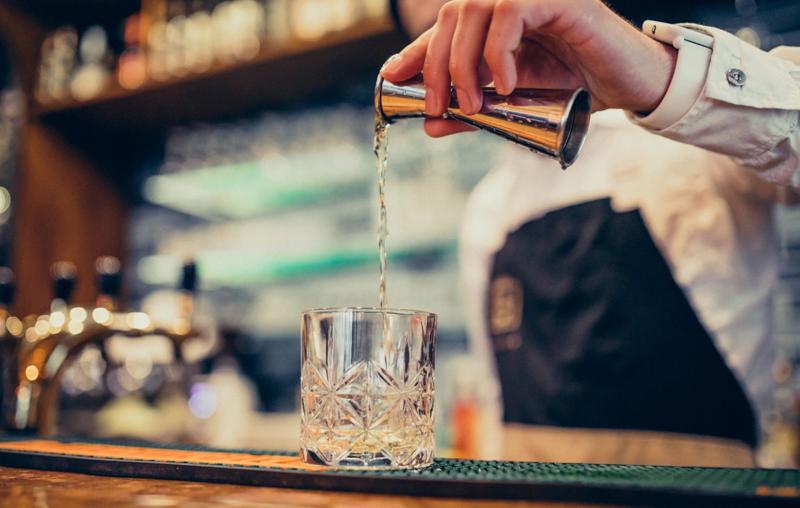 Senacon e Saúde atuam para orientar população sobre riscos de bebidas adulteradas.