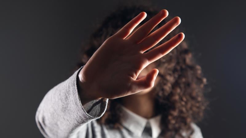 Medida relatada por Jussara Lima simboliza reparação e amplia proteção às mulheres ameaçadas.