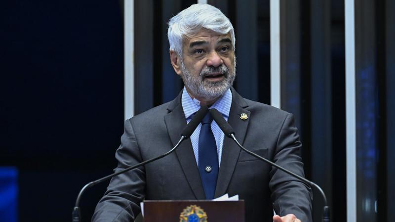 Senador Humberto Costa, na sessão deliberativa desta terça-feira, foi o relator.