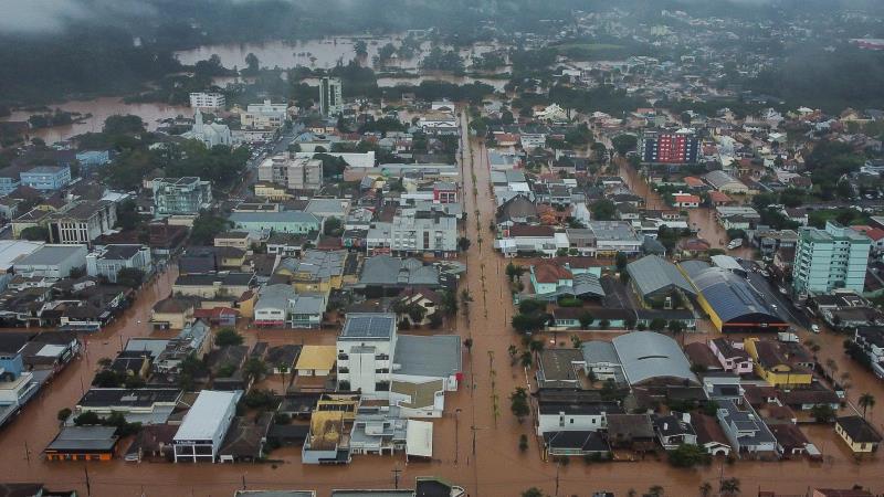 35% dos municípios brasileiros possuem risco de desastres ambientais como deslizamentos de terras, alagamentos, enxurradas e inundações. 