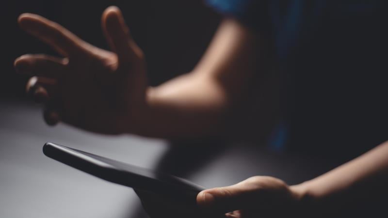 Reconhecimento da violência eletrônica visa facilitar acesso das vítimas a medidas protetivas.