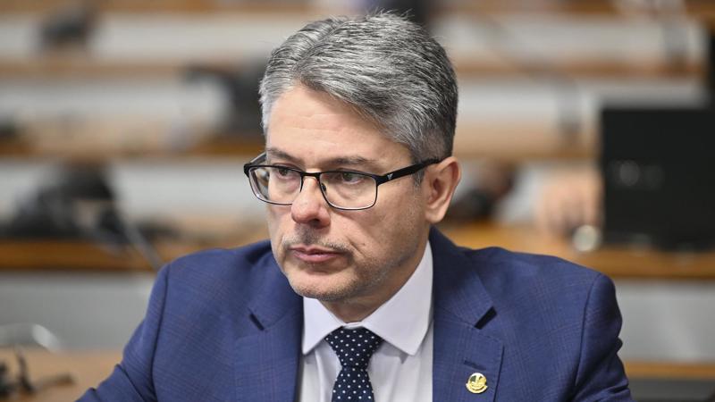 À bancada, senador Alessandro Vieira (MDB-SE).