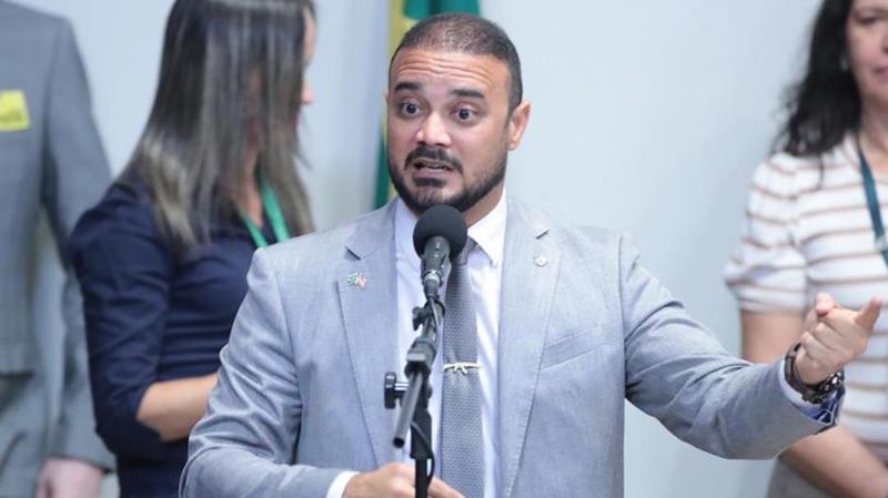 Segundo dado do projeto, 8% dos
homicídios registrados no Brasil têm participação de menores de idade.