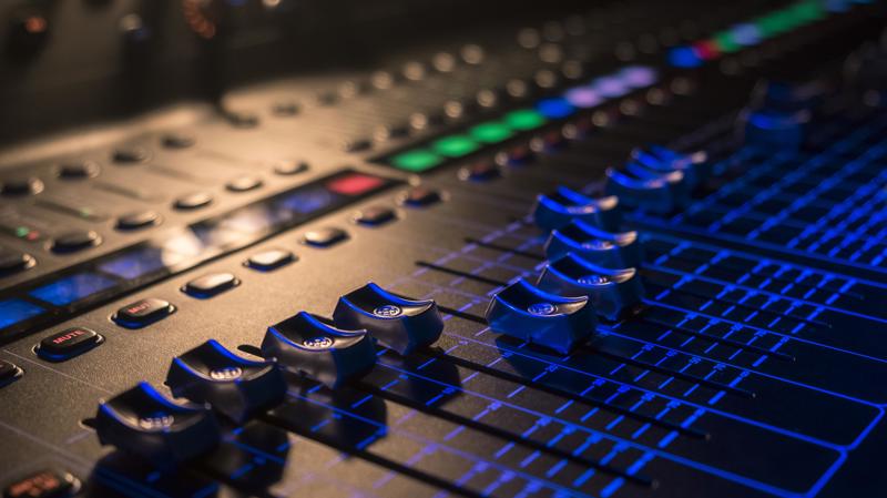Rádio e TV permanecem como referências, mesmo diante da expansão da internet.