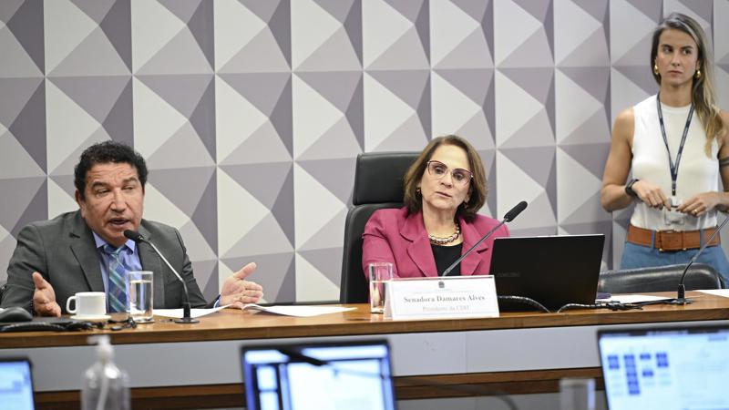 O relator da proposta, Magno Malta, e a presidente da CDH, Damares Alves, na reunião desta quarta.