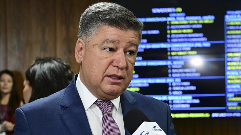 Presidente da CPMI do INSS, senador Carlos Viana (Podemos-MG), concede entrevista.