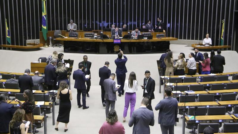 Discussão e votação de propostas legislativas na Câmara.