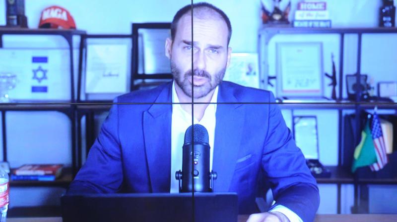 Atos de Eduardo Bolsonaro ferem Código Penal Militar.