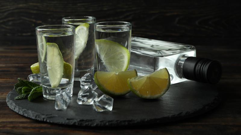 Intoxicações aconteceram no município de Foz do Iguaçu, após dois homens consumirem bebida alcoólica.