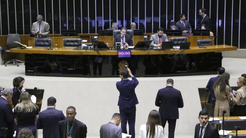 Ajuste fiscal deve começar pelo próprio Estado.