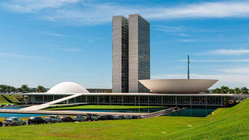 Discursos pseudocientíficos e discriminatórios no Congresso revelam a falência ética e cognitiva de uma elite política que despreza a razão e a dignidade humana.