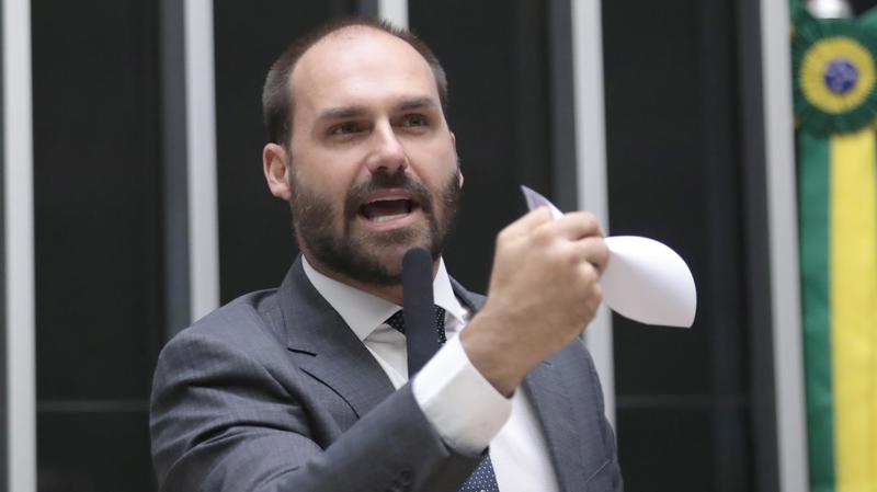 Eduardo concorre contra quatro governadores e um senador pelo capital político de seu pai em 2026.
