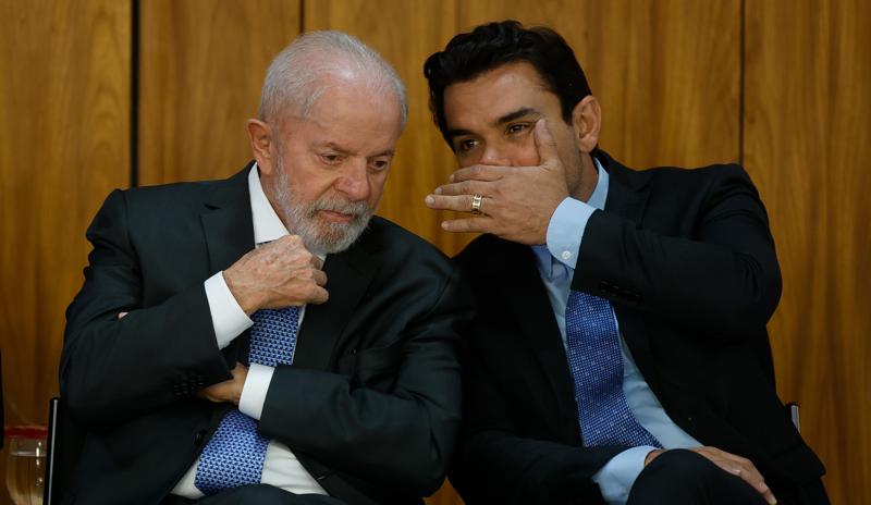 Celso Sabino entregou carta de demissão a Lula, mas permanece no cargo mais de uma semana depois.