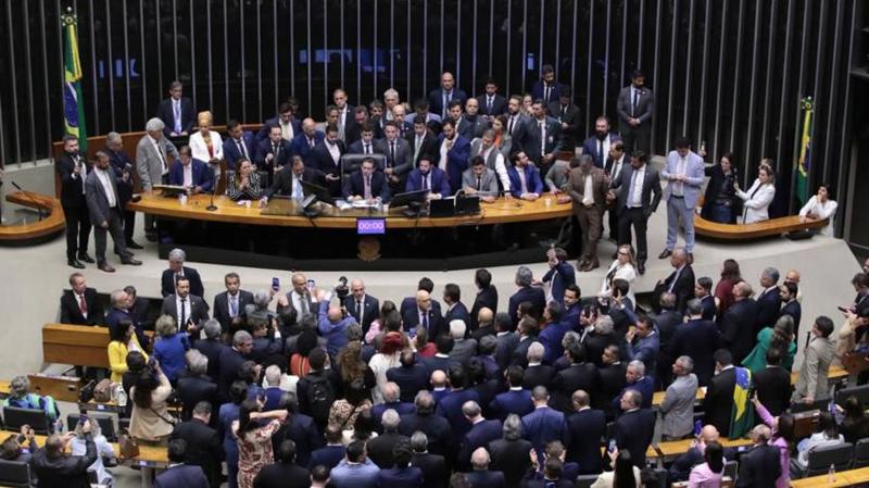 Conselho analisará possível suspensão de três deputados. 