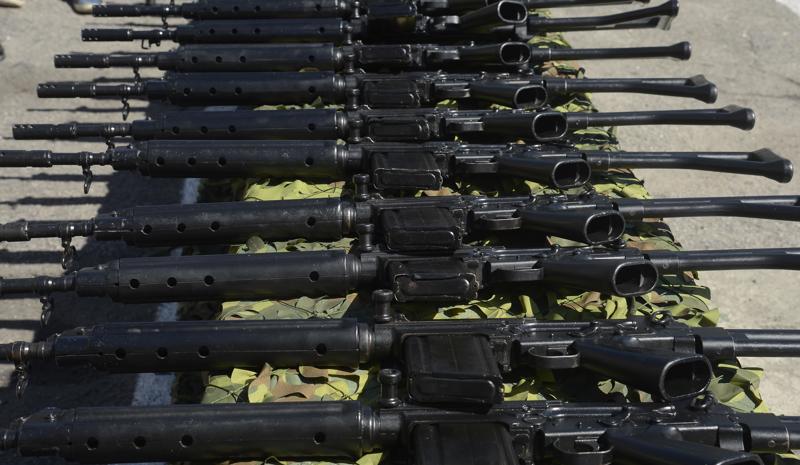 Uso de arma de fogo como fuzis automáticos passa a ser considerado crime hediondo, sem direito a finança, anistia ou indulto, de acordo com o projeto.