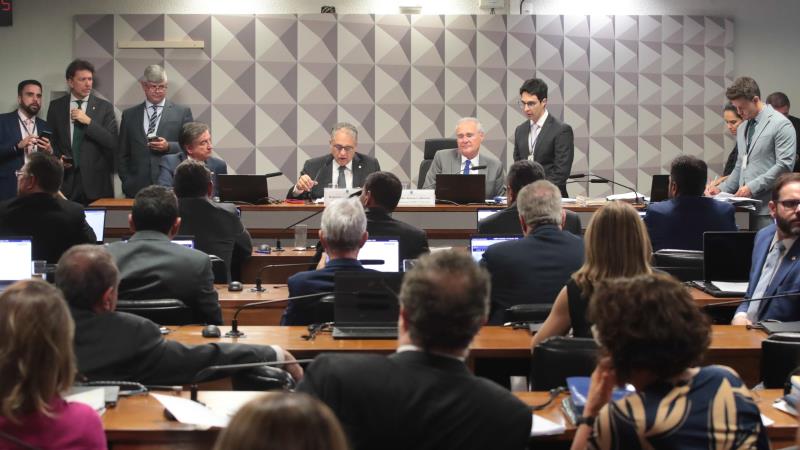 Após a aprovação na comissão mista, o texto segue para o Plenário da Câmara.