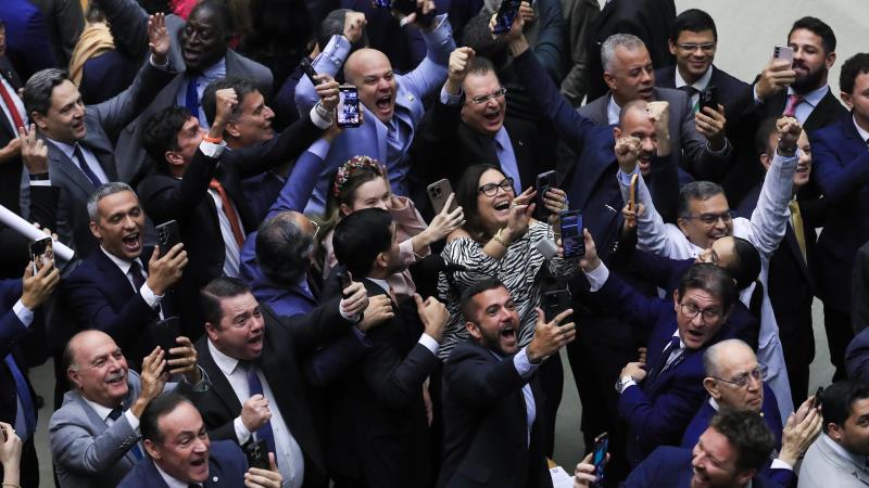 Partidos da oposição apoiaram em peso a retirada de pauta da medida provisória.